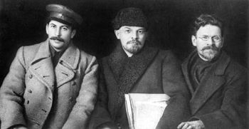 12 Stalin-Lenin-Kalinin-1919.jpg - Stalin, Lenin e Mikhail Kalinin che ricoprì importanti cariche durante e dopo la rivoluzione, si guadagnò l'appellativo di "caro nonno Kalinin" (mentre Stalin era il "caro padre")